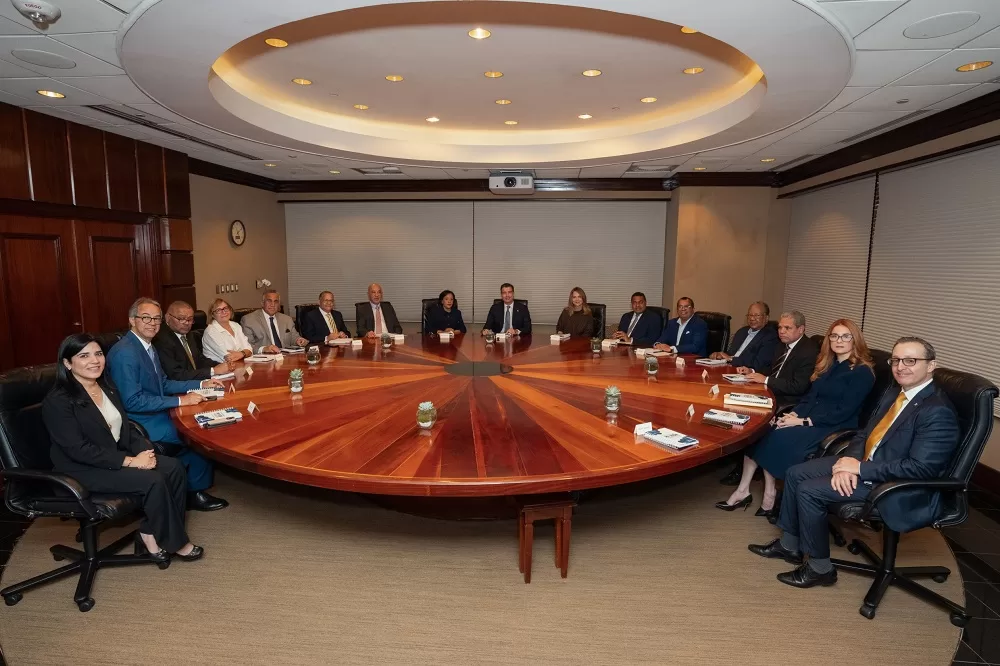 El encuentro tuvo lugar en la Torre Popular, sede del Banco Popular Dominicano. En la foto, desde la izquierda, los señores Mariel Bera, José Mármol, Emilio Ortiz, Almudena Casado, Luis Mejía Oviedo, Fausto Rosario, Aníbal de Castro, Alba Nely Familia, Christopher Paniagua, Nuria Piera, José P. Monegro, Euri Cabral, Héctor Linares, Adalberto Grullón, Lissette de Jesús.