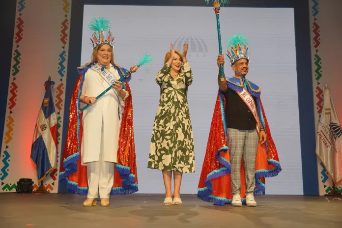 La comunicadora Jatnna Tavárez encarnará a la reina de la festividad, mientras que el artista y diseñador Luis Rivas, encarnará al rey del Carnaval dominicano 2024.