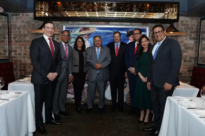 Luis Molina Mariñez, José Manuel Vargas, Josefina Navarro, Juan Bolívar Díaz, Steven Puig, Ramón Burgos, Rosa Romero, Ariel Pérez (1) Luis Molina Mariñez, José Manuel Vargas, Josefina Navarro, Juan Bolívar Díaz, Steven Puig, Ramón Burgos, Rosa Romero, Ariel Pérez.