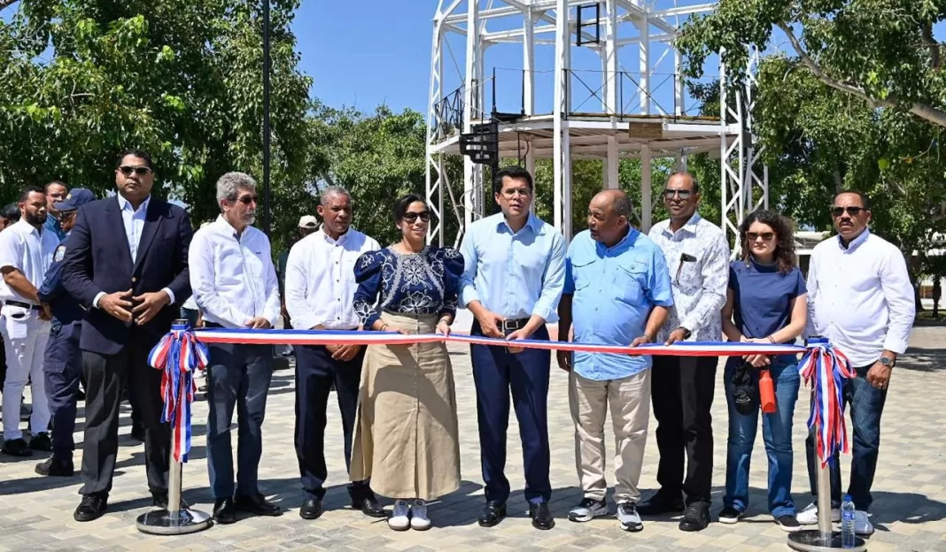 Momento en que el Ministro de Turismo de la Reopública Dominicana corta la cinta que deja inaugurado el remozamiento del Parque Duarte de Montecrisiti.