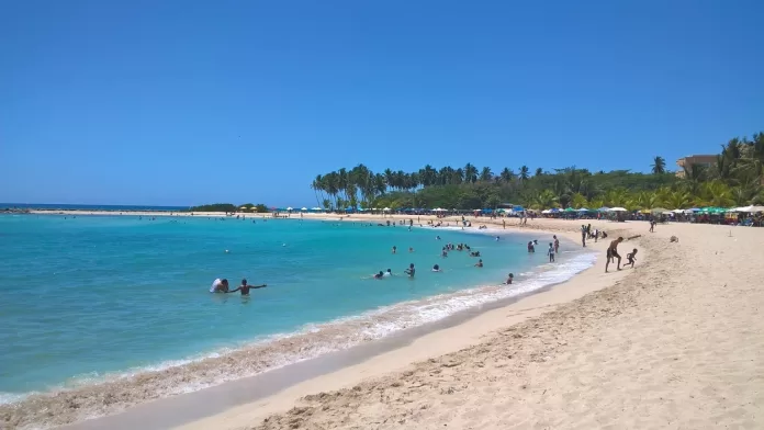 Playa de Juan Dolio, cercana a Santo Domingo en el surete de República Dominicana