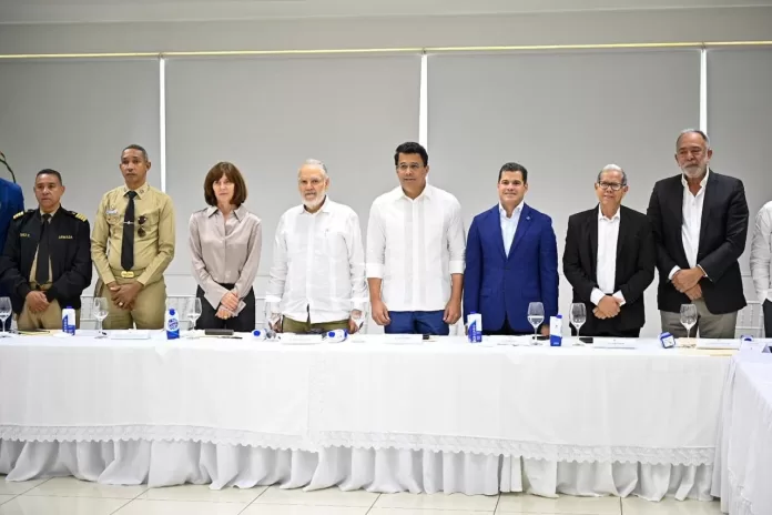 Los ministros de turismo, David Collado, y de Medio Ambiente, Miguel Ceara Hatton, encabezaron la reunión del Gabinete de Sargazos.