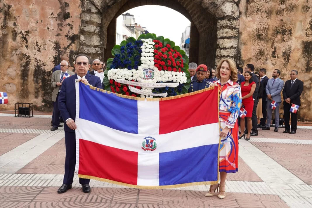Ofrenda floral del BCRD por el mes de la patria