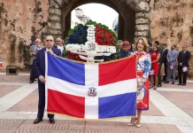 El BCRD deposita una ofrenda floral en el Altar de la Patria Ofrenda floral del BCRD por el mes de la patria