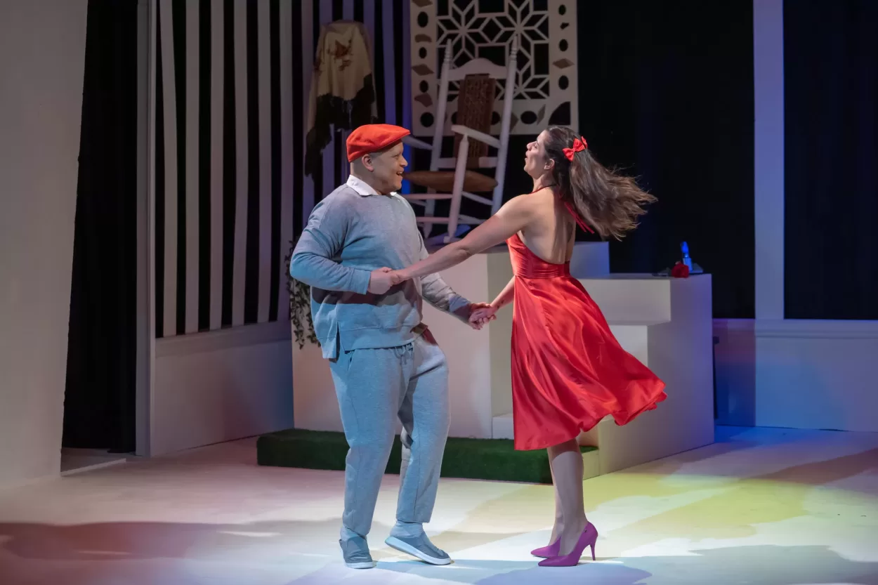 Escena de la obra Acepto protagonizada por los actores Pepe Sierra y Nashla Bogaert.