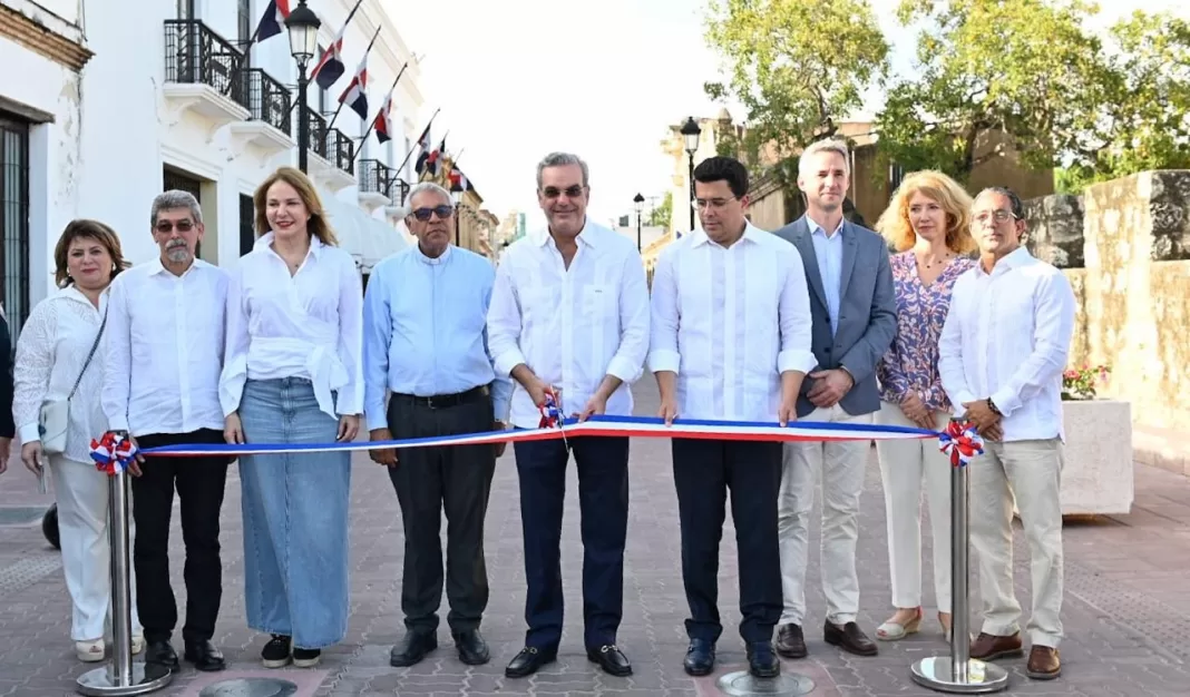 El presidente Luis Abinader, los ministros dominicanos de Turismo y de Cultura, el Padre Lorenzo Vargas y otros funcionarios durante la inauguración del remozamiento de la calle Las Damas.