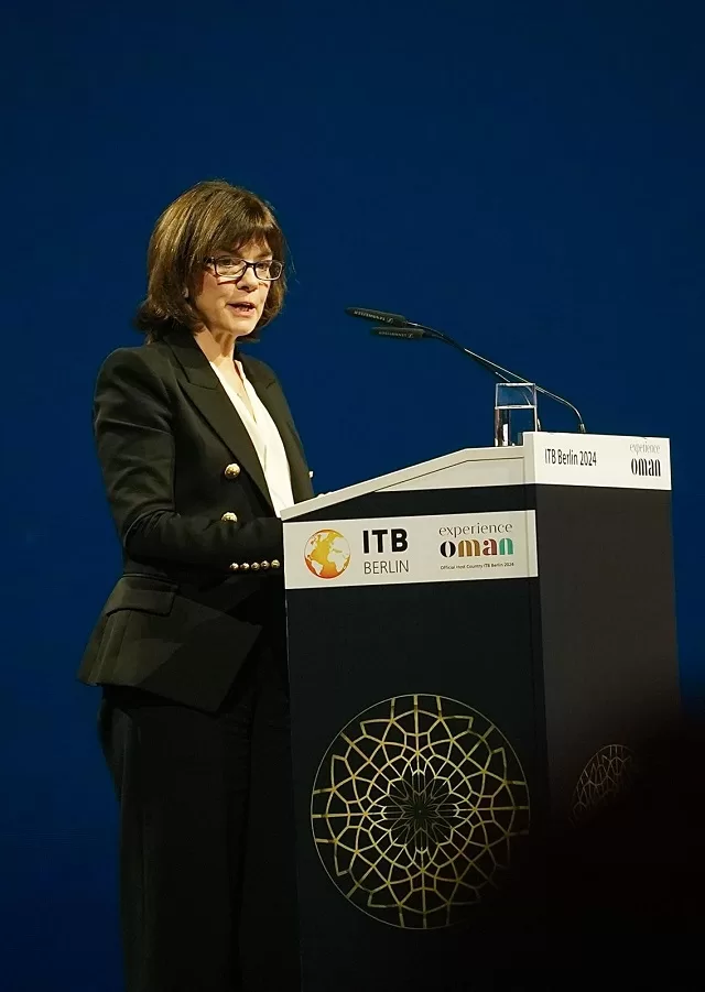 Julia Simpson, presidenta y directora ejecutiva del Consejo Mundial de Viajes y Turismo, se dirige a los invitados en la ceremonia de apertura de la ITB en Berlín