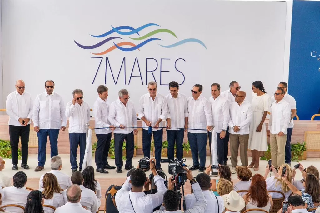El presidente de la República, Luis Abinader, y el ministro de Turismo, David Collado, encabezaron la apertura de la Torre 7 Mares en Cap Cana.