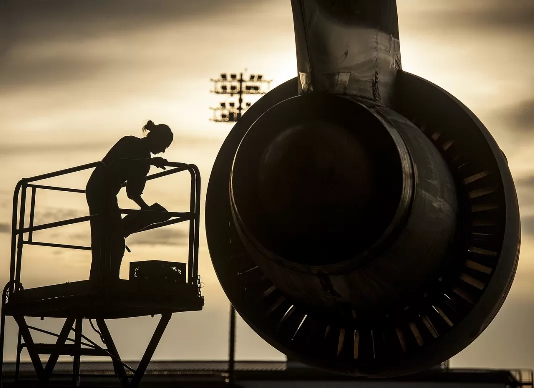 Mecánicos revisa los motores de un avión