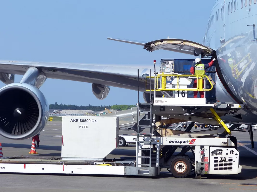 Carga mundial aérea Avión siendo cargado en la pista de un aeropuerto