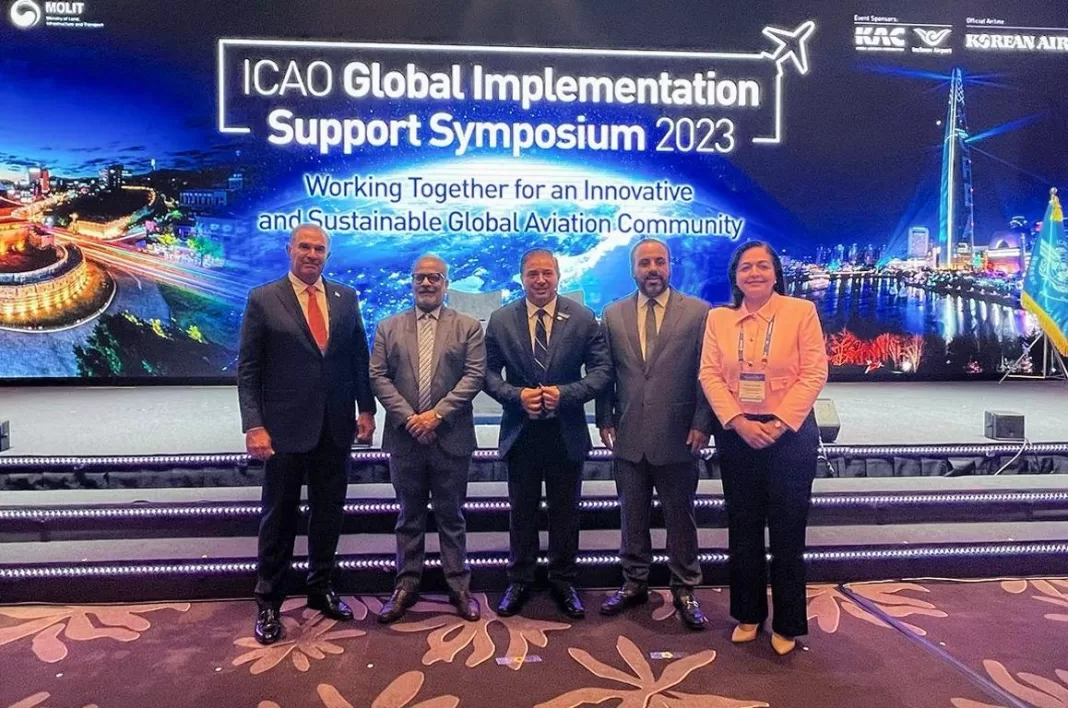 El director general del IDAC, Héctor Porcella y otras autoridades del sector aeronáutico, en Seul, Corea_ al momento de asumir el compromiso de la sede edición 2024.