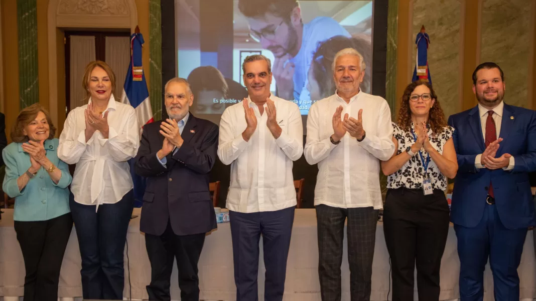El presidente Luis Abinader y el ministro de Medio Ambiente, Miguel Ceara Hatton encabezan el acto en que se anunciaron las nuevas áreas marinas protegidas