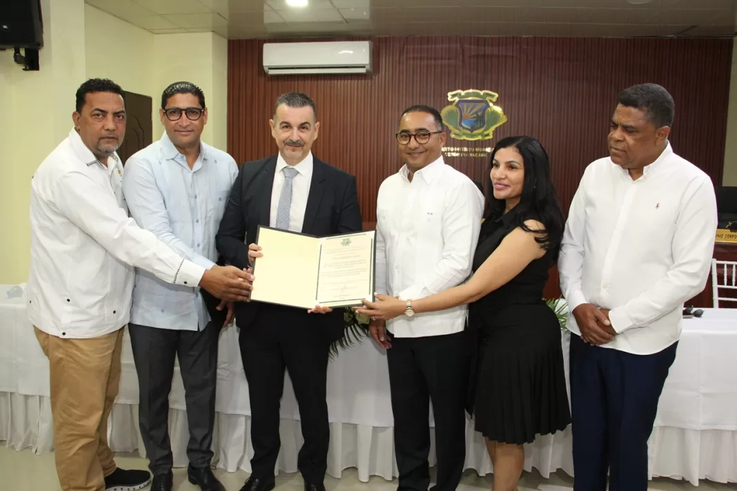 Carlos Jiménez Ruiz es declarado hijo adoptivo de Distrito Municipal Turístico Verón Punta Cana