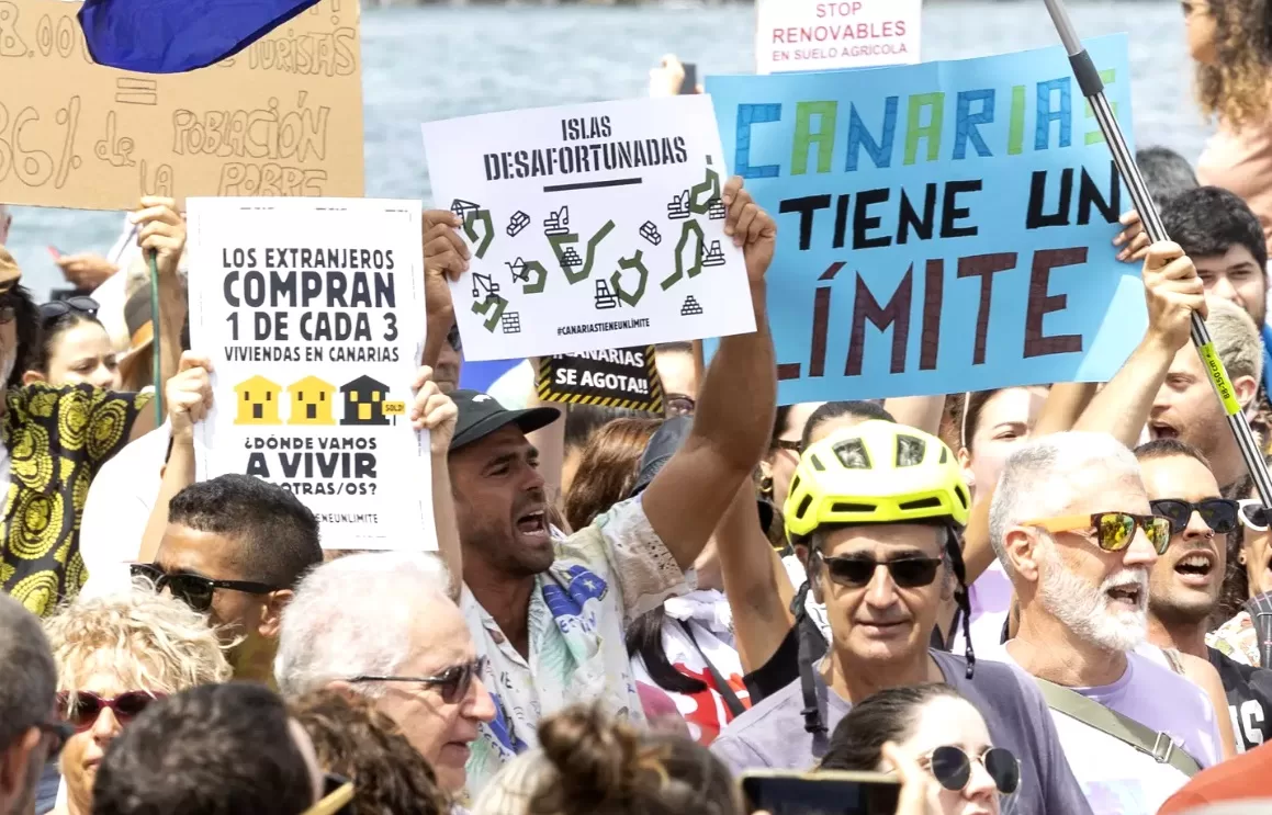 Manifestantes protestaron en las Las Palmas de Gran Canaria en contra del turismo de masas. Foto EFE