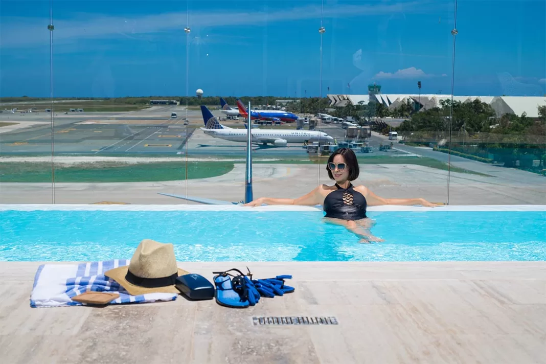 Un hito especial es contar con una pisicina en sus mismas instalaciones pues se trata de un aeropuerto ubicado en el principal destino de turismo de sol y playa de República Dominicana