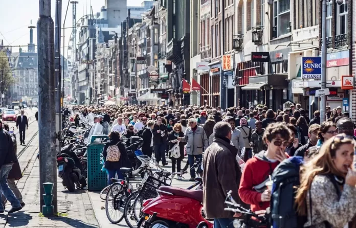 ‌Imagen de una calle de Amsterdam atestada de personas, la mayoría turistas en la ciudad. Foto AP