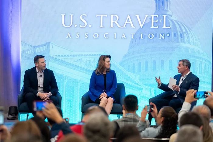 A la derecha, Geoff Freeman, presidente y director ejectivo de la Asociación de Viajes de EEUU