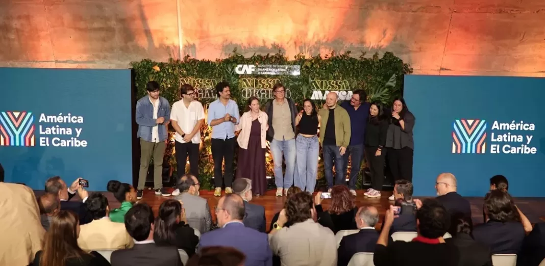 Momento del acto en Sao Paulo, Brasil en que el Banco de Desarrollo de América Latina y el Caribe (CAF) presentó la imagen de la nueva marca global para la región.