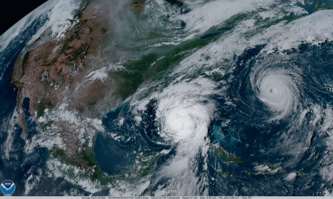El satélite GOES16 de NOAA capturó el huracán Idalia acercándose a la costa occidental de Florida mientras el huracán Franklin azotaba el Océano Atlántico a las 5 01 pm EDT del 29 de agosto de 2023.
