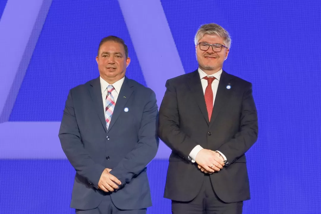 El secretario general de la Organización de la Aviación Civil Internacional (OACI), Juan Carlos Salazar y el director general del IDAC, Héctor Porcella.