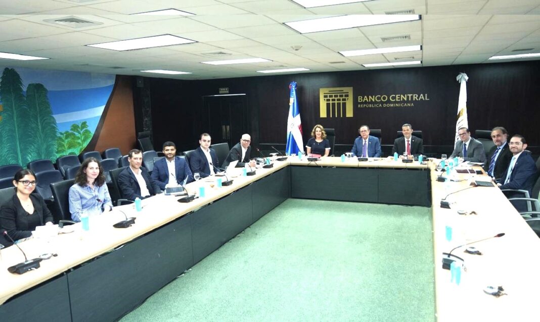 Gobernador Valdez Banco Central Albizu recibe a funcionarios de Morgan Stanley y otros inversionistas internacionales