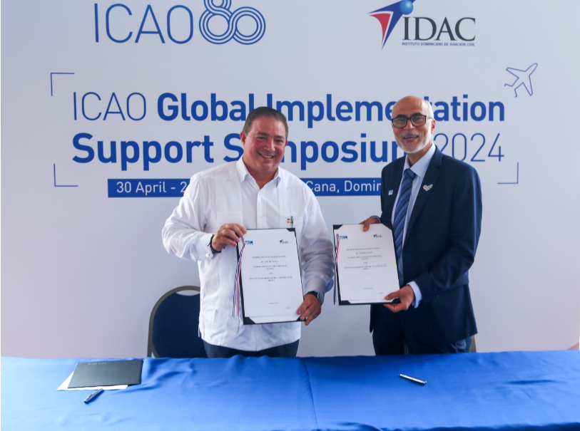 Héctor Porcella, director general del Idac y Yahya Al Hammadi, director ejecutivo de GANS firman el Memorándum de Entendimiento en el simposio de OACI