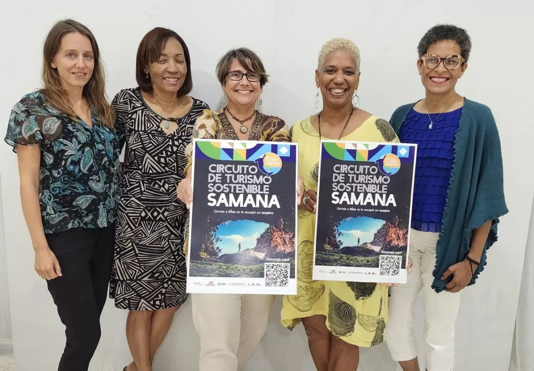 Rebekka Balser, Tresa Morrobel, Lisette Gil, Noemí Araujo, Yira Vermenton durante la presentación de la Guía de Circuitos Sostenible Samaná.