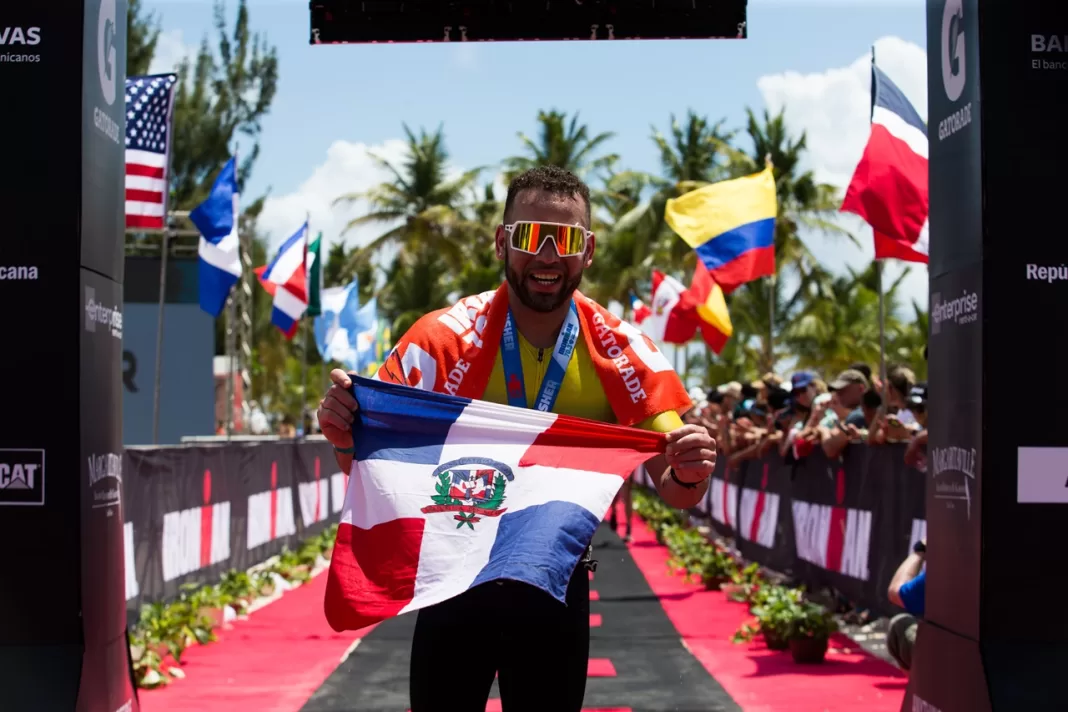 Yean Jímenez, primer dominicano en cruzar la meta del Ironman 70.3 en Cap Cana.