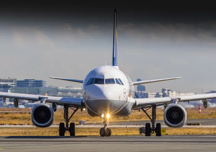 Avión Airbus en la pista del aeropuerto