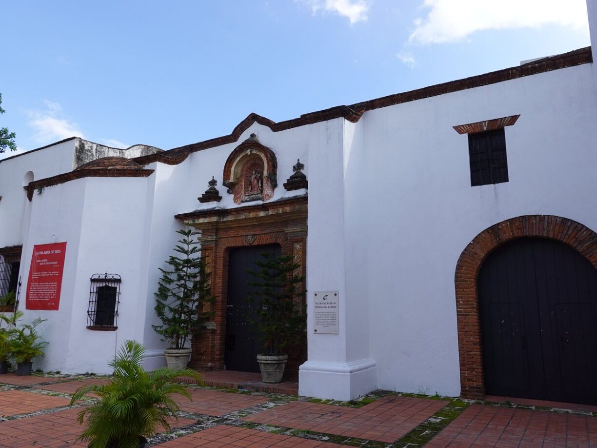 Iglesia del Carmen en la ciudad colonial de Santo Domingo.