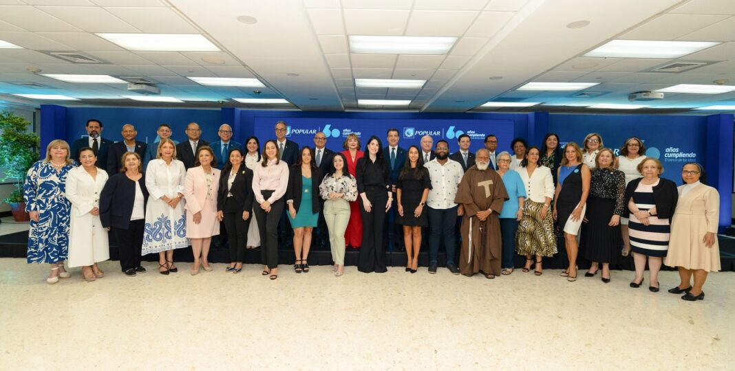epresentantes de las instituciones que recibieron los aportes del Banco Popular Dominicano.