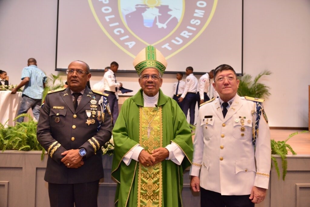 El Director general de la Policía Nacional, mayor general Ramón Antonio Guzmán Peralta, el Arzobispo Francisco Ozoria Acosta, Arzobispo Metropolitano de Santo Domingo y el general Minoru Matsunaga, director de POLITUR a