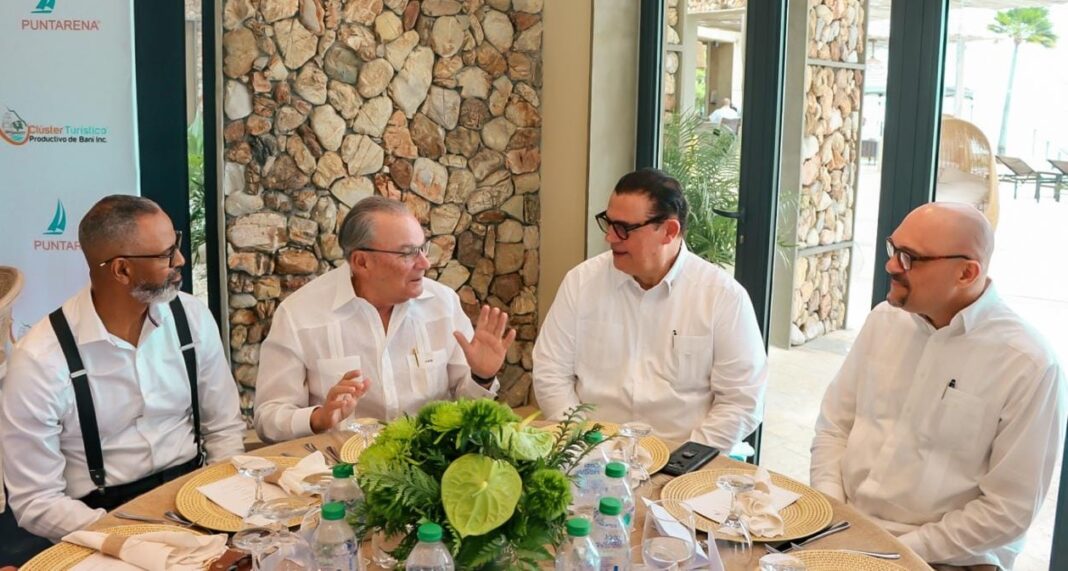 Amenamente, Frank Rainieri socializa sus experiencias con los líderes del empresariado de Baní