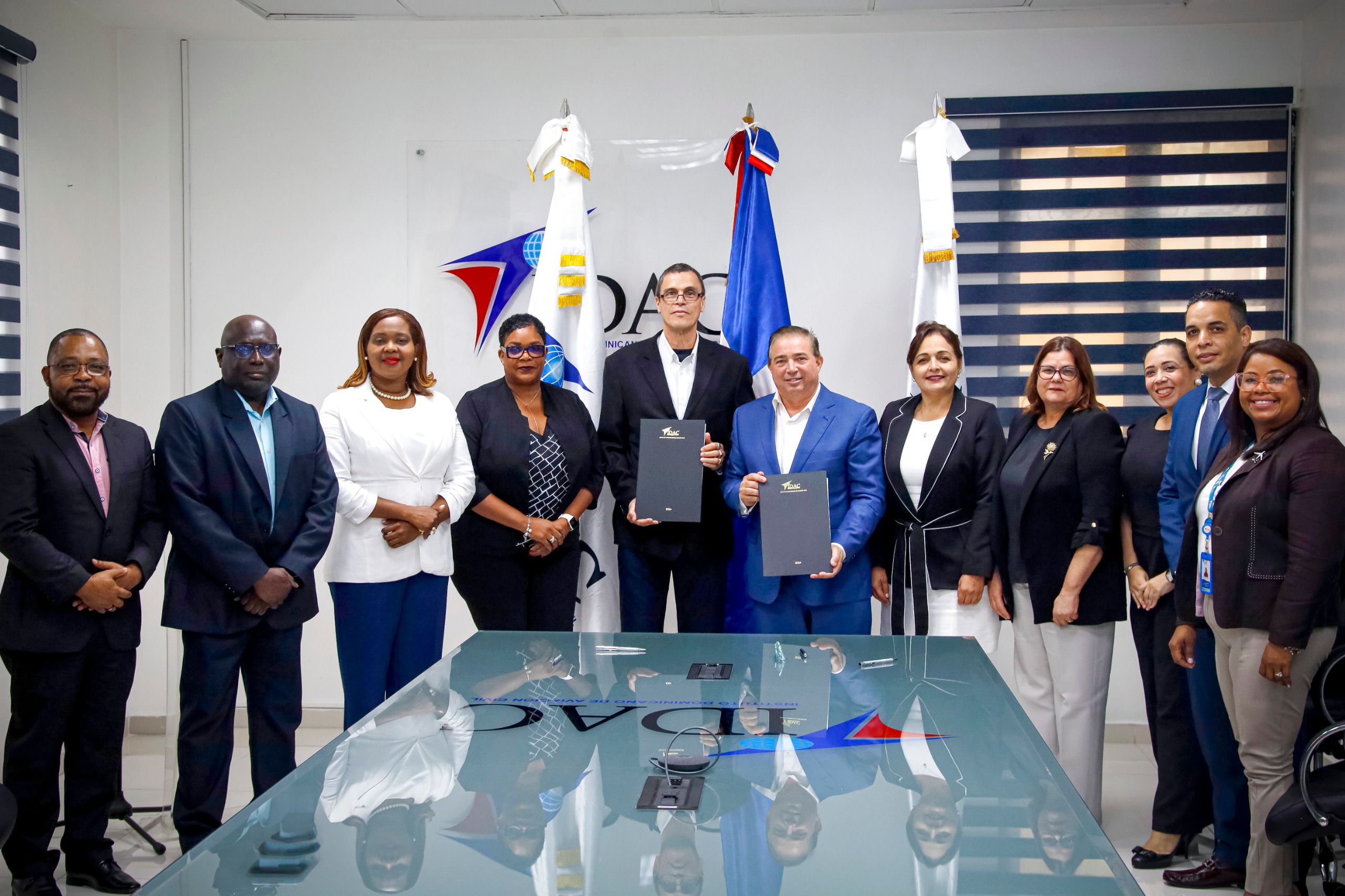 Autoridades del IDAC y la ASCA junto a los integrantes de la Fundación de Educación Secundaria Islas de Barlovento- SVOBE de la isla de San Martin, presentes en la firma del memorando