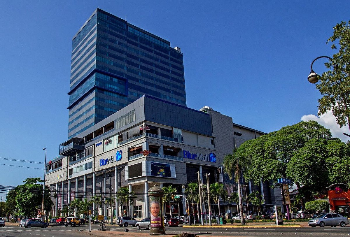 Fachada del centro comercial Blue Mall en Santo Domingo.