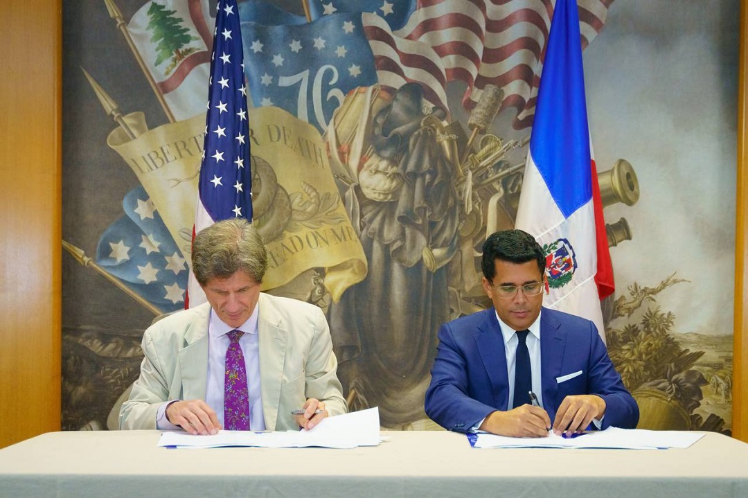 David Collado y José W. Fernández durante la firma del Memorándum De Consulta del acuerdo de Cielos Abiertos con los Estados Unidos. a