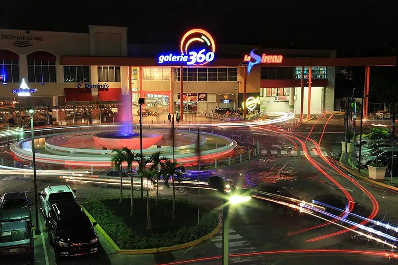 Fachada del centro comercial Galería 360 en Santo Domingo.