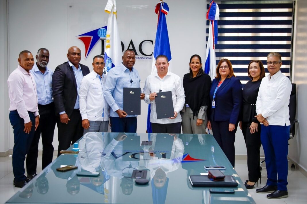El director general del IDAC, Héctor Porcella y el director de la Junta Municipal de La Caleta, Máximo Soriano, junto a funcionarios de ambas instituciones, durante la firma
