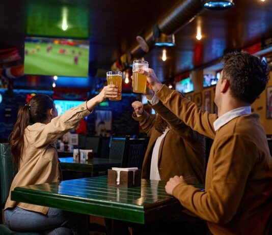 La vida nocturna en Santo Domingo es para mover el esqueleto Fiesta nocturna en un bar de Santo Domingo