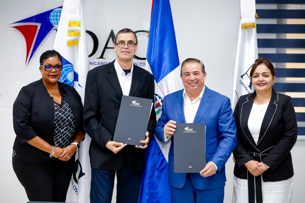 Director general del IDAC, Héctor Porcella y Bares V. Kngsale, presidente de la Junta Escolar de la Fundación Islas de Barlovento, junto a Clara Fernández, directora de la ASCA y Jacqueline Duggins-Horsford, directora general de las Escuelas SVOVE.