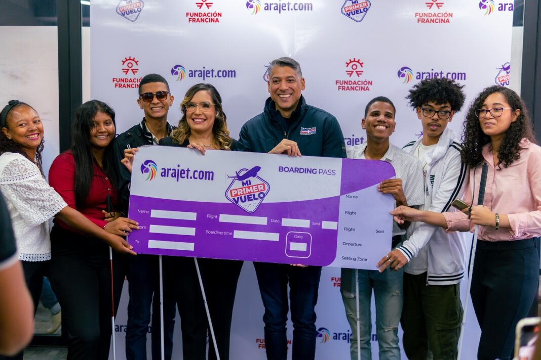 Francina Hungria y Victor Pacheco con los jovenes beneficiados