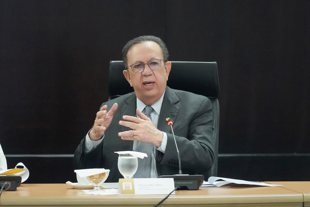 Héctor Valdez Albizu, gobernador del Banco Central, presentó los resultados del informe de la economía dominicana a mayo de 2024.