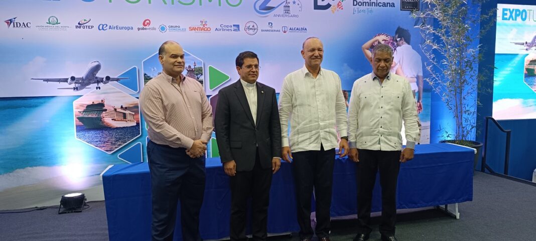 Darío Núñez presidente de UGASA, Secilio Espinal, rector de la PUCMM, Ulises Rodríguez alcalde de Santiago y Ramón Paulino presidente del Clúster Santiago Destino Turístico, tras la firma del acuerdo para impulsar la gastronomía de Santiago.