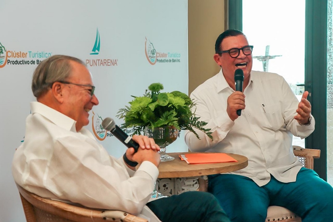 Juan Tejeda, presidente del Clúster Turístico de Baní, mientras conversa con Frank Rainieri sobre el turismo sostenible y sustentable que aspiran desarrollar en la provincia