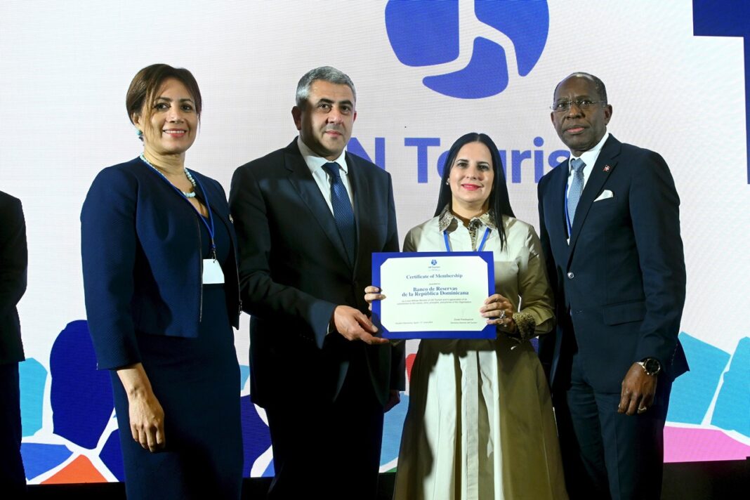 Anabel Bueno, embajadora de República Dominicana ante ONU-Turismo; Zurab Pololiskashvili, secretario general de ONU Turismo; y Carlos Peguero, viceministro de Cooperación Internacional del Ministerio de Turismo