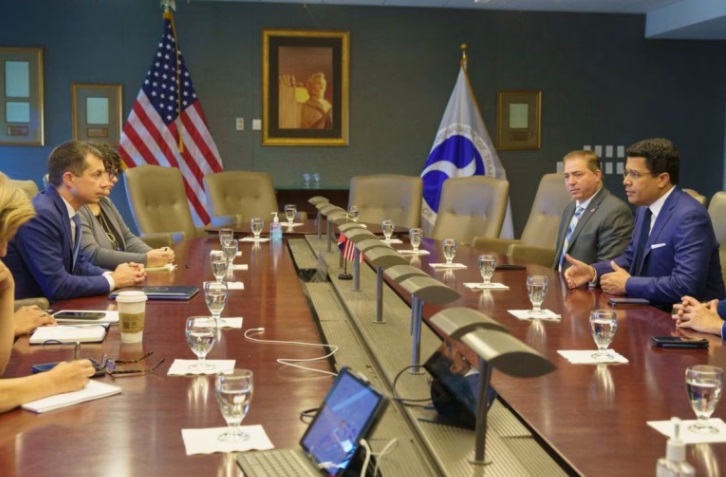 Momento de la reunion de la Comisión designada por presidente Abinader para reunirse con en Washington con el Secretario de Transporte de Estados Unidos, Peter Buttigieg,