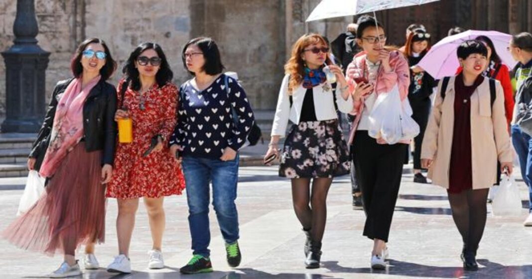 China recuperó su primera posición en la clasificación de países en que sus turistas más gastan en 2023