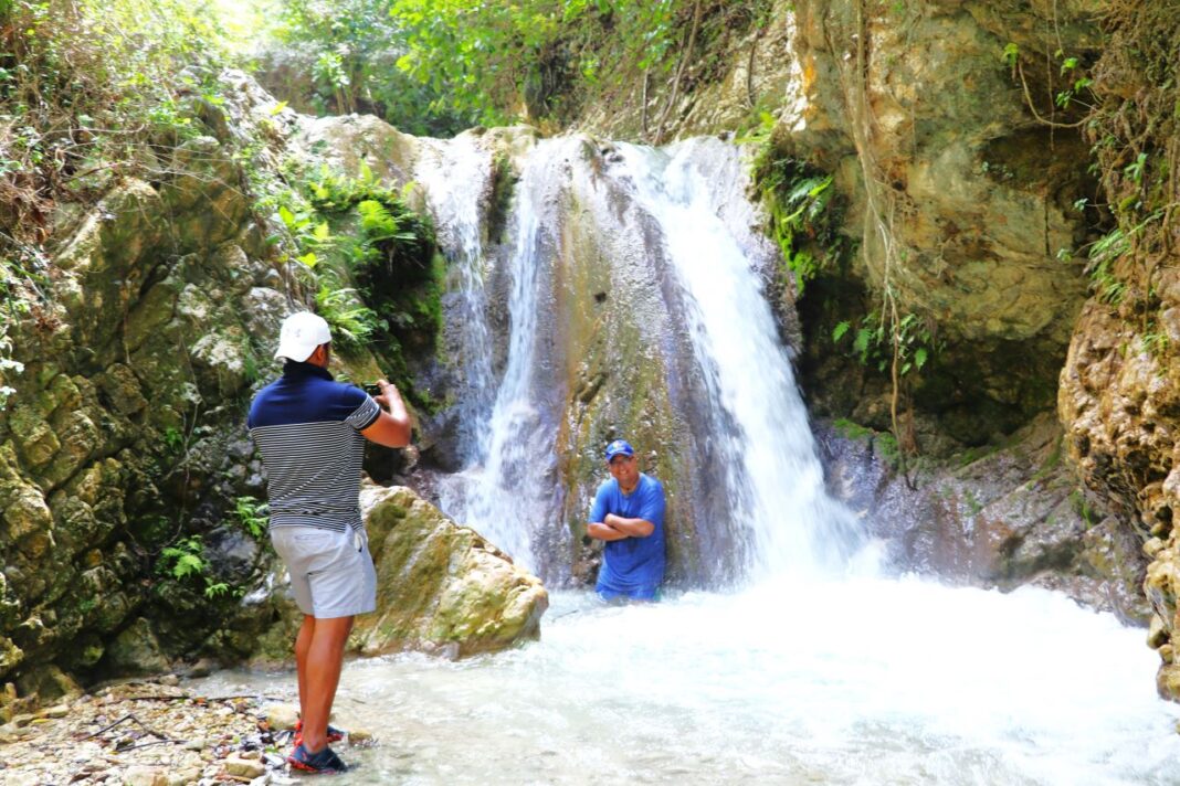 Turistas disfrutan de un salto de agua en la montaña de Neiba en República Dominicana