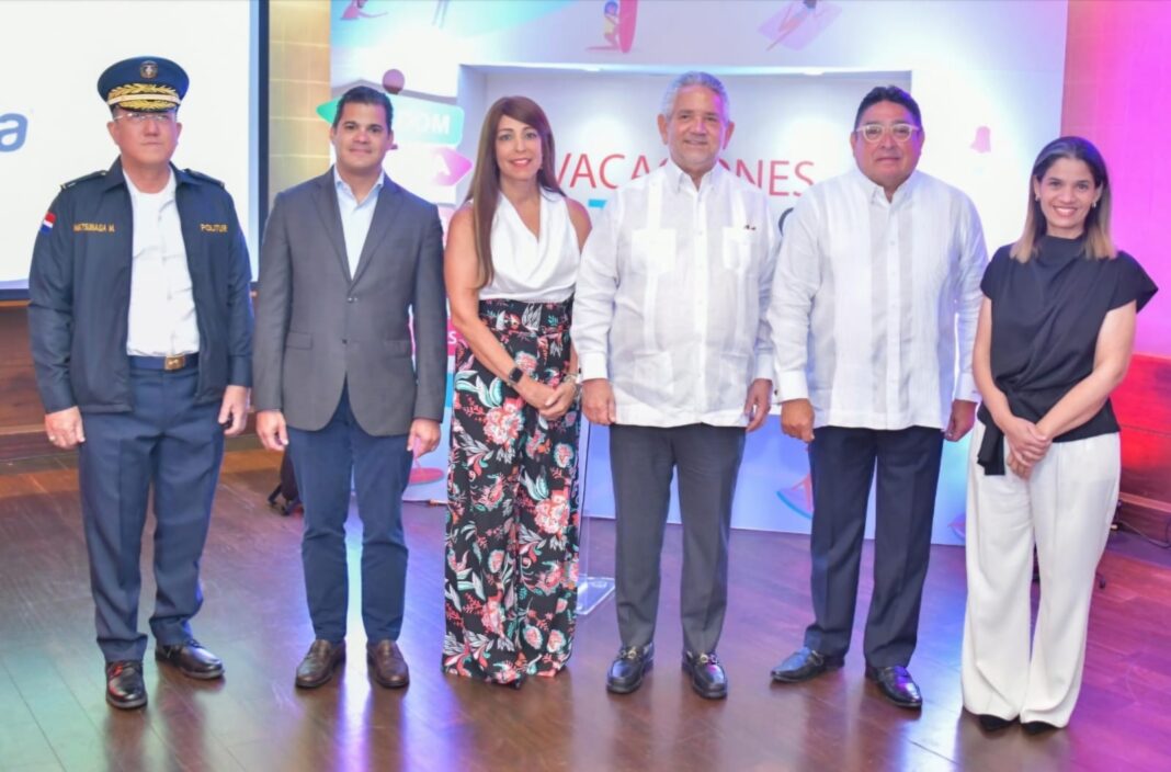 Minoru Matsunaga,David Llibre, Gina Eli, Roberto Henriquez, Miguel Calzada y Giselle Mateo vda Danenberg, durante el anuncio de Vacaciones CTN.