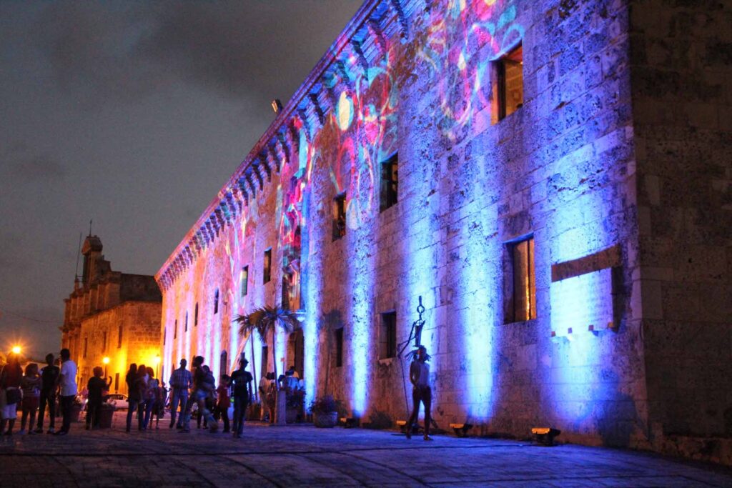 Vista nocturna del Museo de las Casas Reales durante la Noche Larga de los Museos